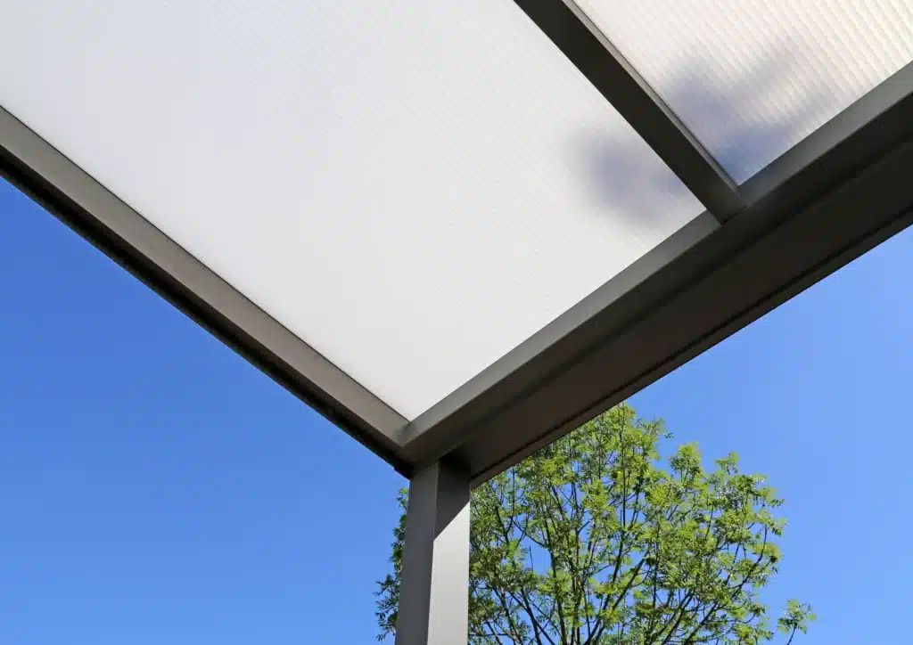 Terrassenüberdachung aus Glas in einem Garten in Lingen